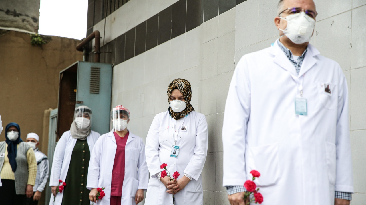 Koronaya yenilen doktor için anma töreni