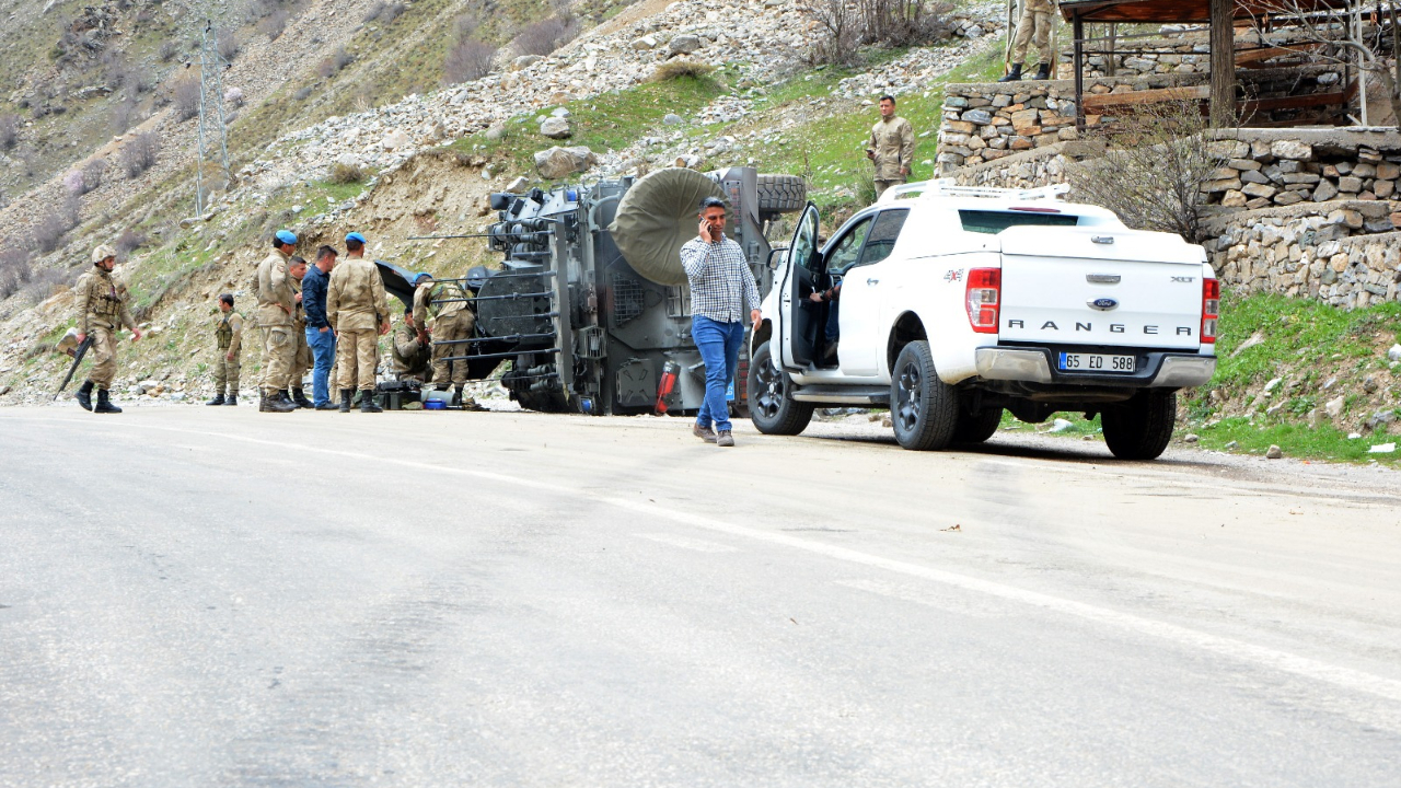 Van'da askeri araç devrildi! 6 asker yaralı
