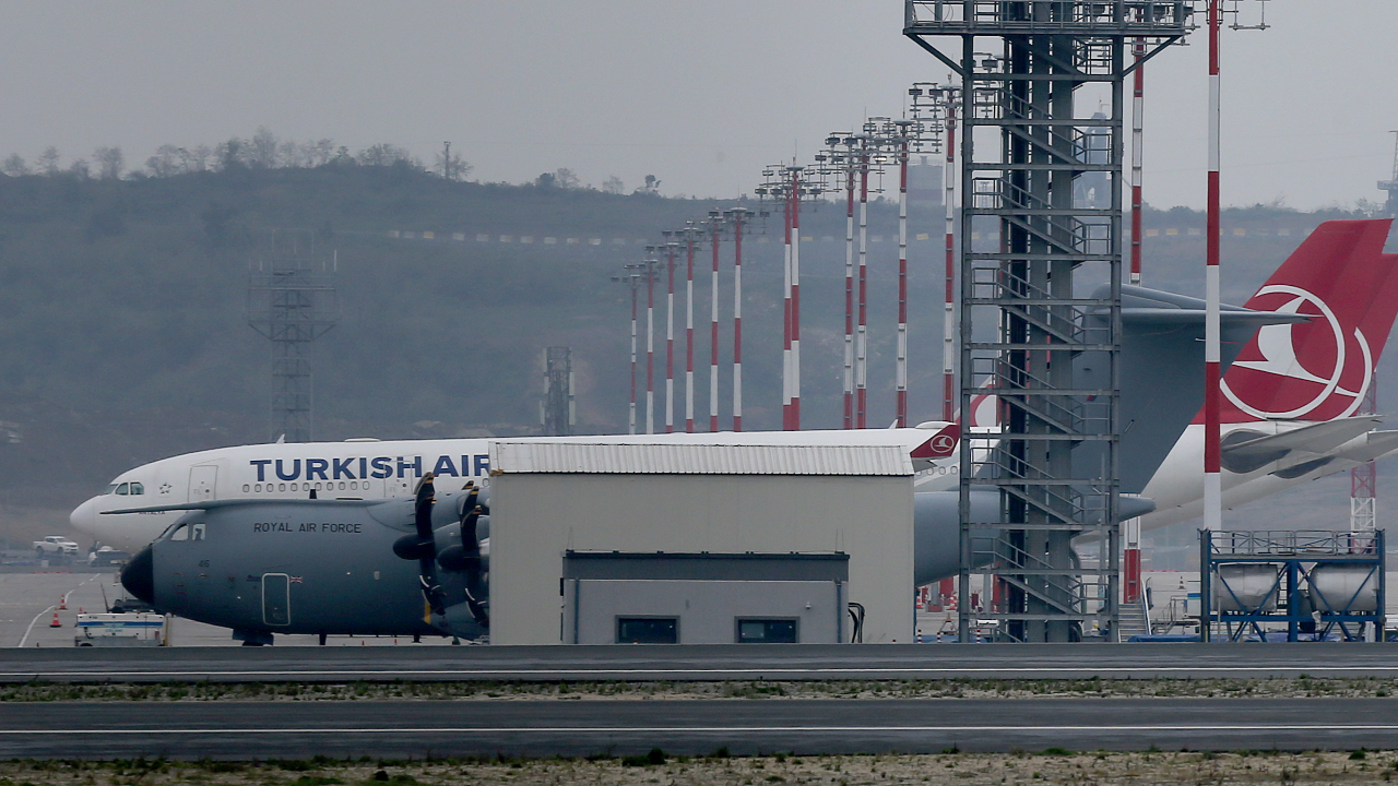 İngiliz kargo uçağı yardımları almak için Türkiye'de...
