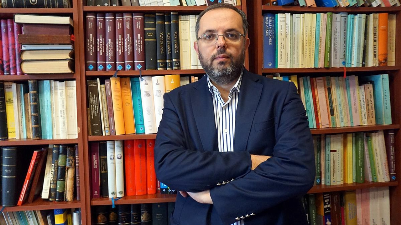 Erhan Afyoncu, takipçilerine kitap armağan ediyor...