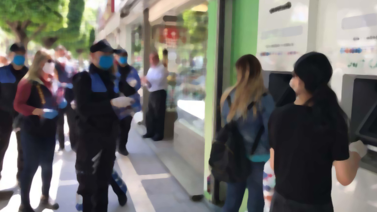 Son dakika... Adana'da bankaların önünde bekleyenlere sosyal mesafe ve dolandırıcılık uyarısı