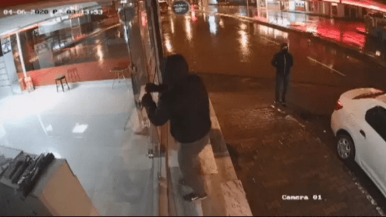Polis kapıyı çalınca intihar etti!