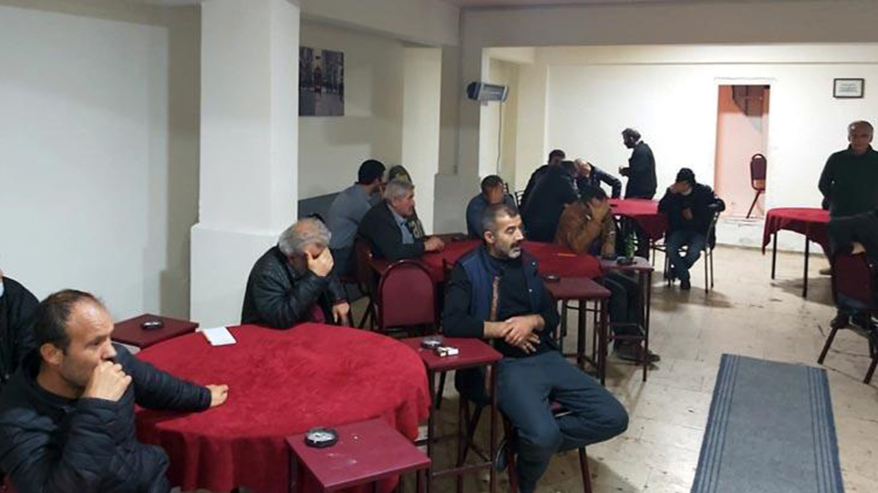 Kumar oynatılan kıraathane ve emlakçı dükkanına baskın