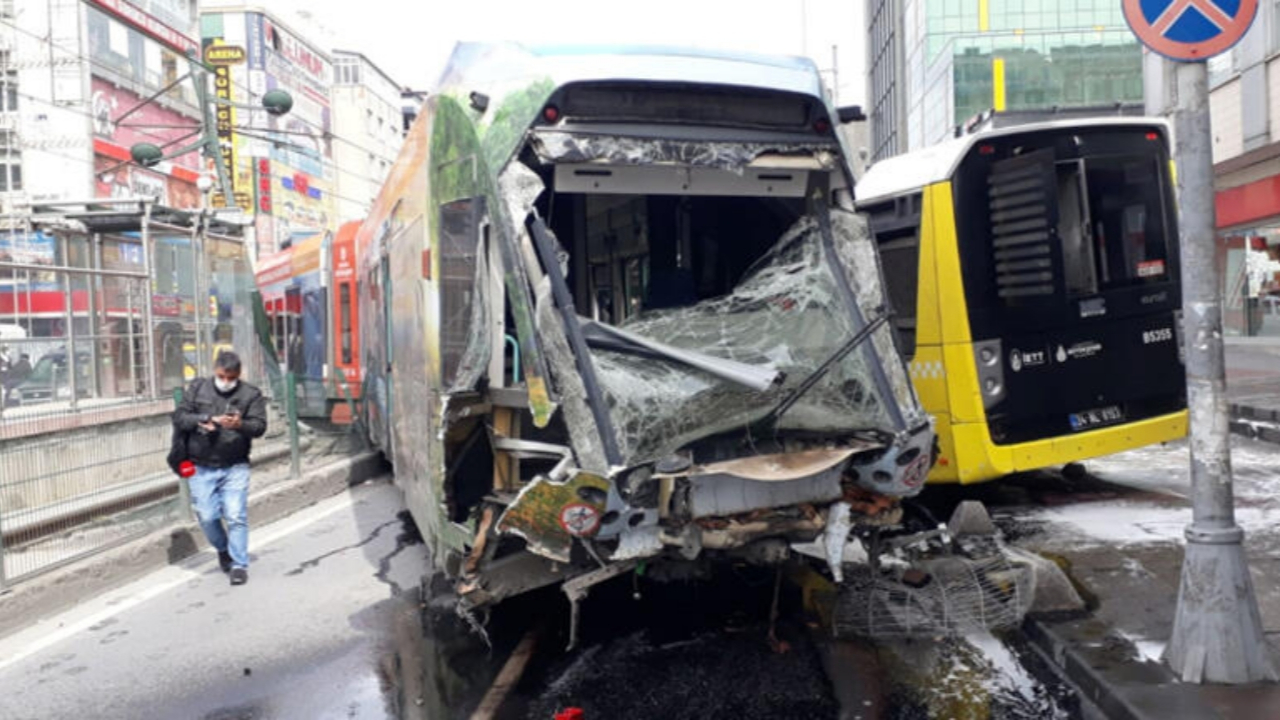 İstanbul'da raydan çıkan tramvay otobüse çarptı