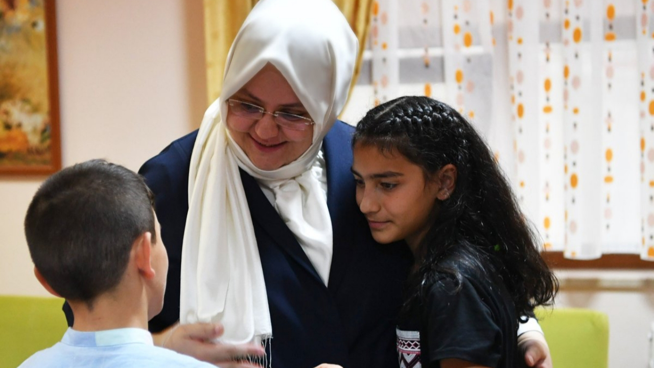 Bakan Selçuk'tan 23 Nisan mesajı: Geleceğimizin teminatı...