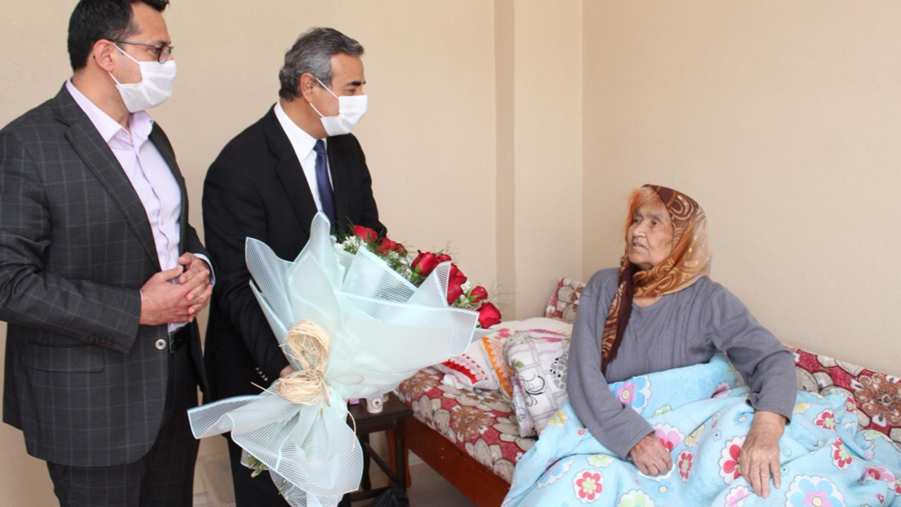 Osmaniye’de 93 yaşındaki Ayşe nine koronayı yendi
