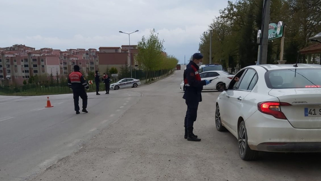 Jandarma aranan 9 kişiyi huzur denetiminde yakaladı