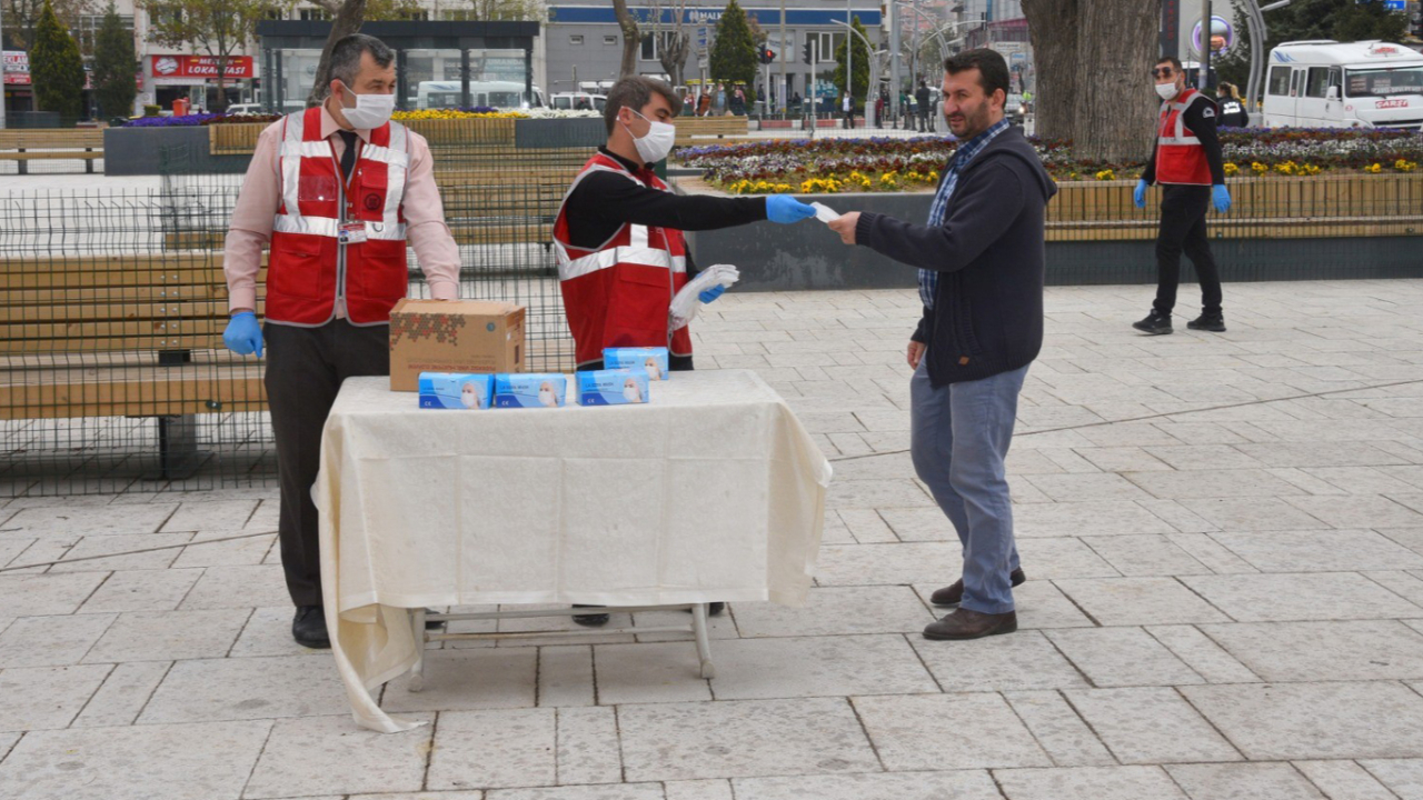 Afyonkarahisar’da 200 bin maske dağıtıldı