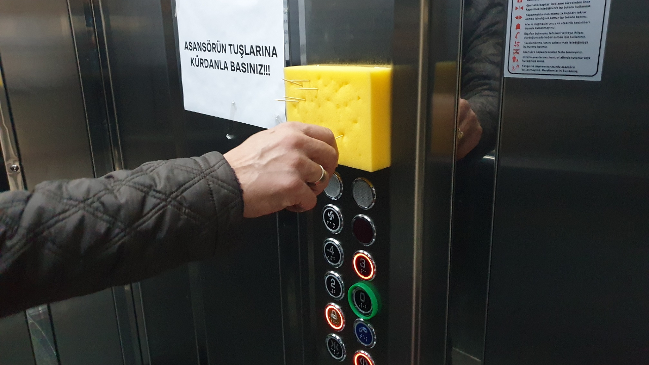 Asansörlerde koronaya karşı kürdan dönemi!