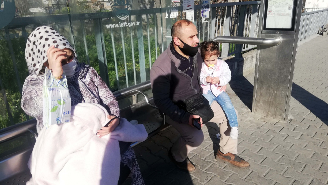 Kucağında hasta çocuğuyla durakta kaldı