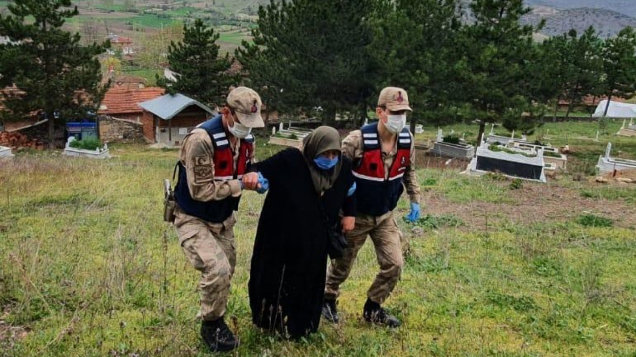 Mehmetçik'in kollarında şehit oğlunu ziyaret etti