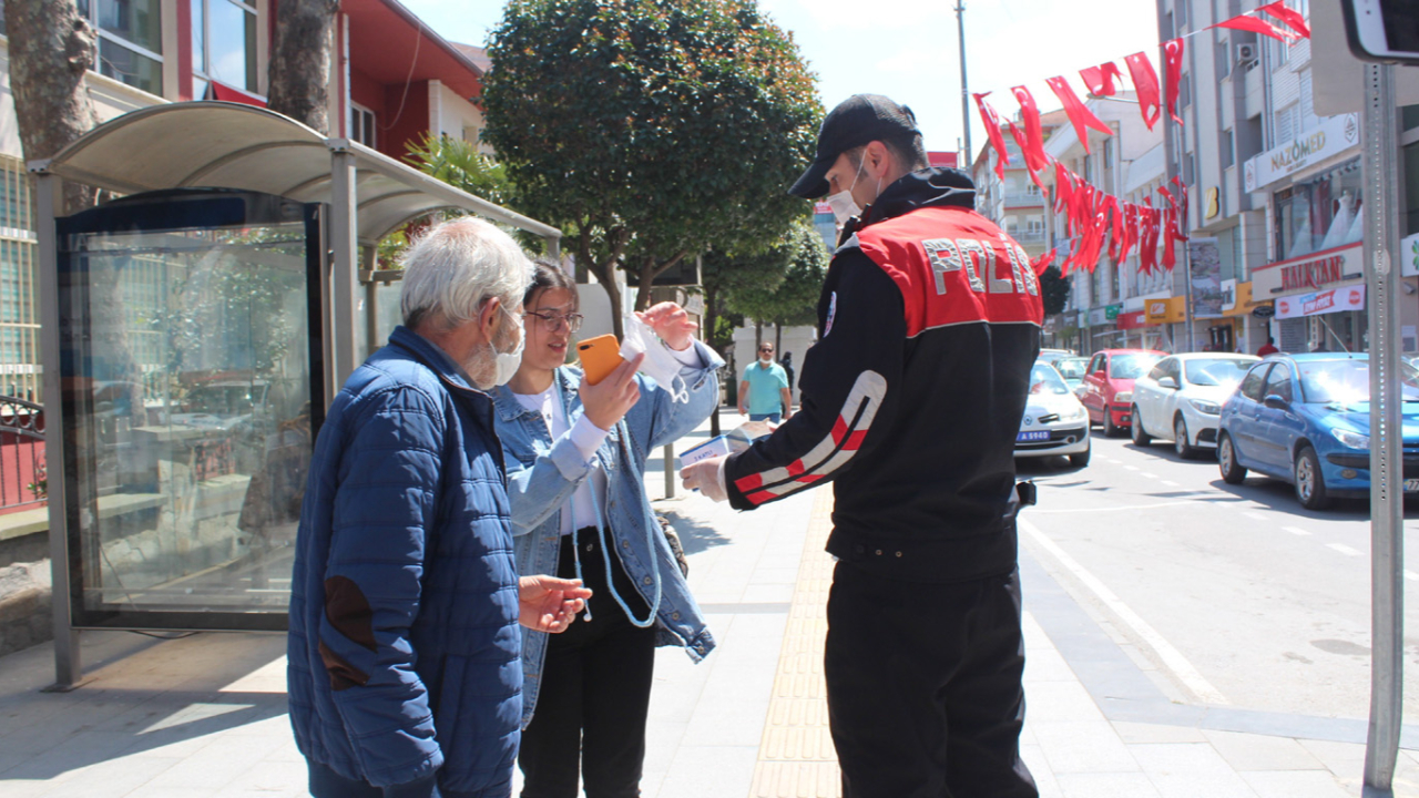 Yalova polisi vatandaşlara maske dağıttı