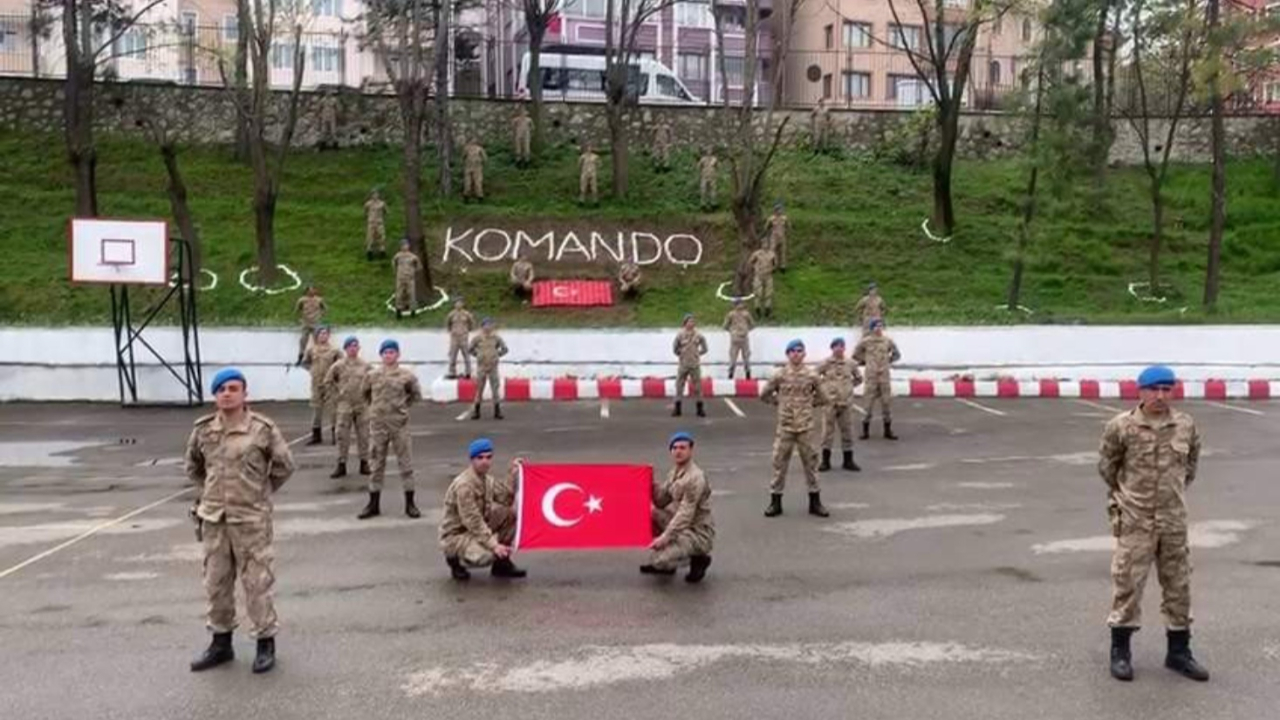 Komandolardan sosyal mesafeli 23 Nisan kutlaması
