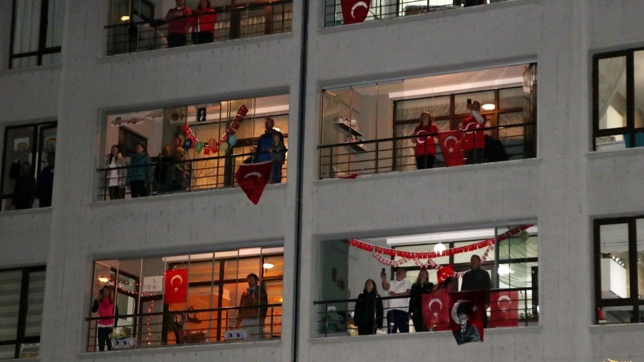 Türkiye tek yürek! Hep bir ağızdan İstiklal Marşı!