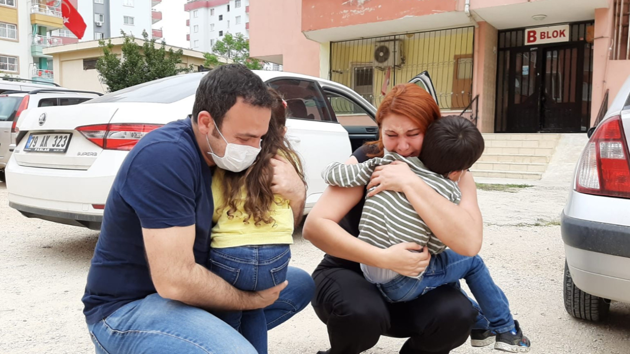 Son dakika... Sağlıkçı anne ve baba, 1 aydır görmedikleri çocuklarına gözyaşlarıyla kavuştu