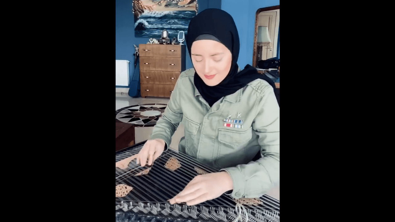 Tunuslu sanatçı Farah Fersi'den çok özel 23 Nisan performansı! Barış Manço'yu da yad etti...