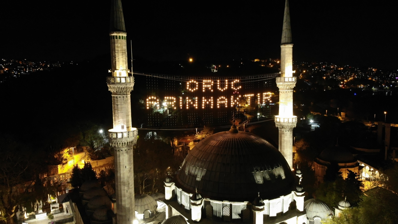 Camiler mahyalarla donatıldı...