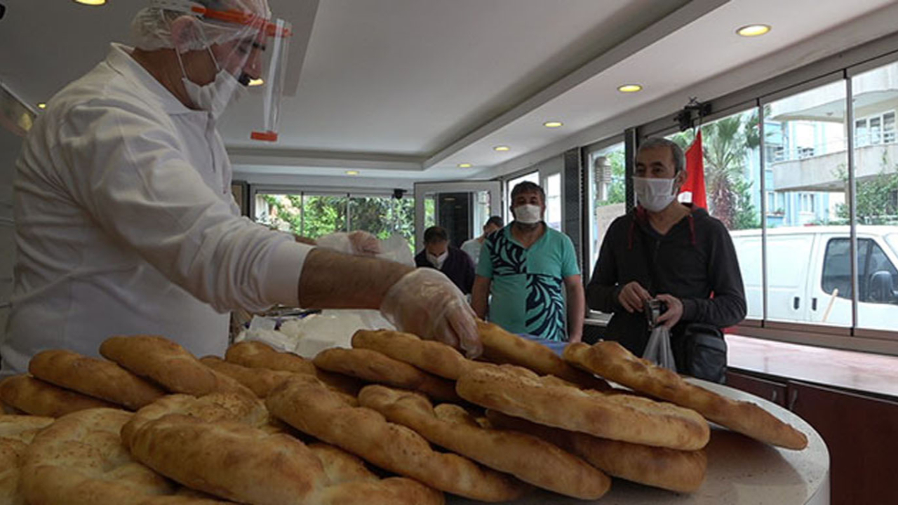 Vatandaş kısıtlamaya rağmen Ramazan pidesi kuyruğuna girdi