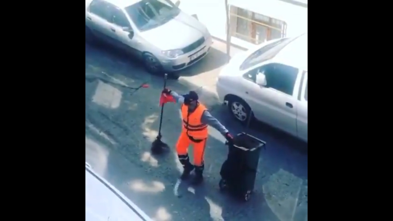 Belediye görevlisi müziğin ritmine kendisini kaptırdı!
