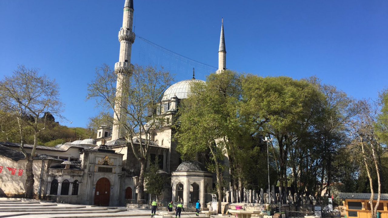 Eyüp Sultan'da koronavirüs sessizliği! Cami avlusu güvercinlere kaldı!