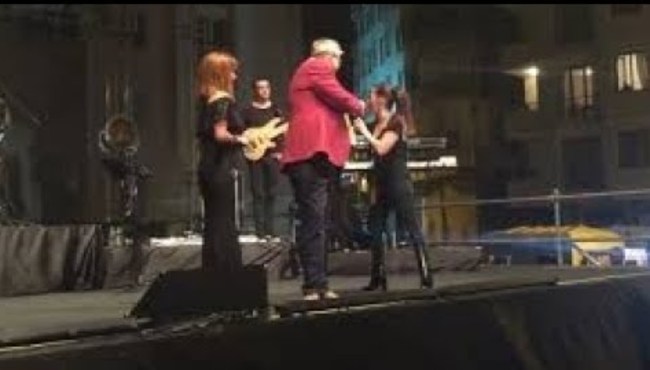 Sertab Erener CHP'li Belediye Başkanı'nı Sahneden Kovdu