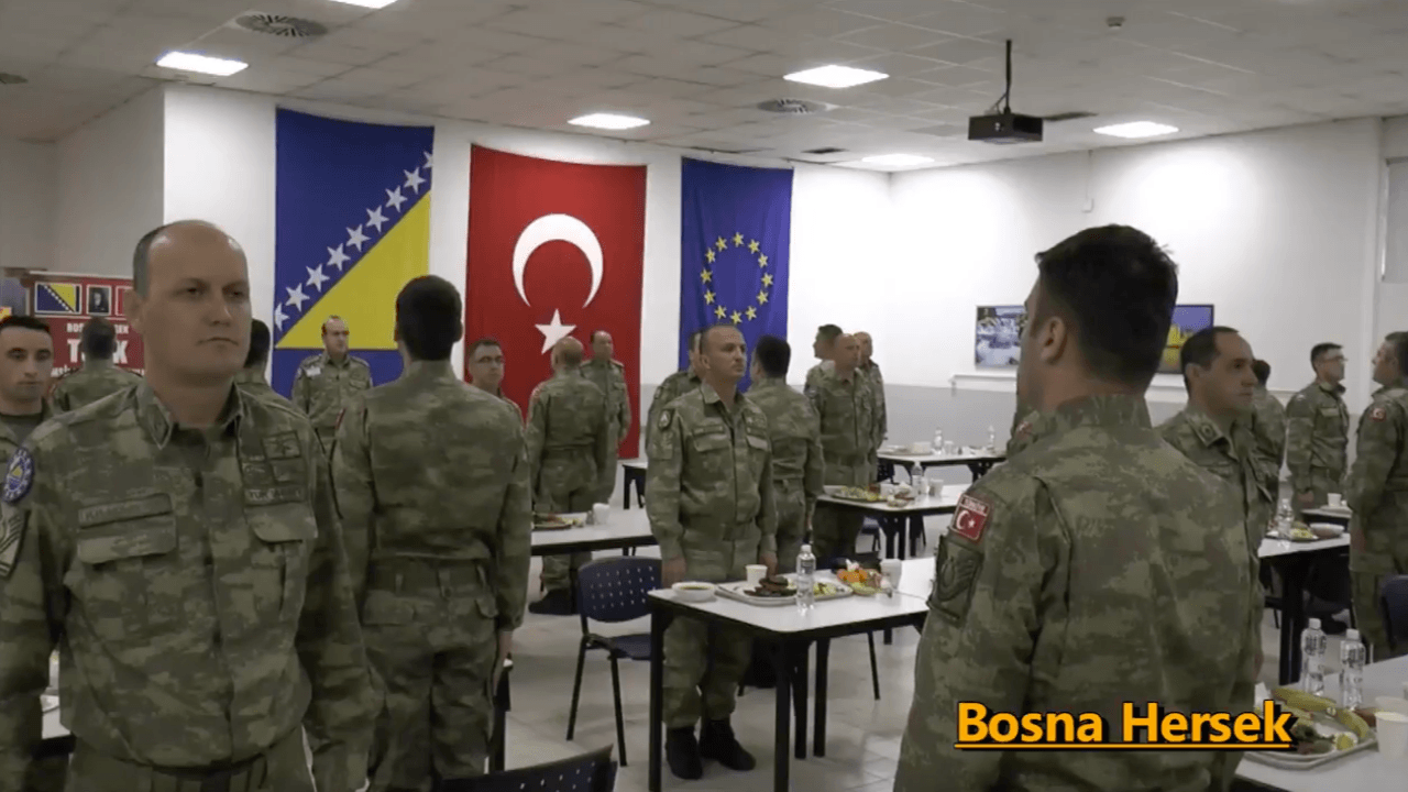 Yurt dışındaki Mehmetçik, iftarını böyle yaptı