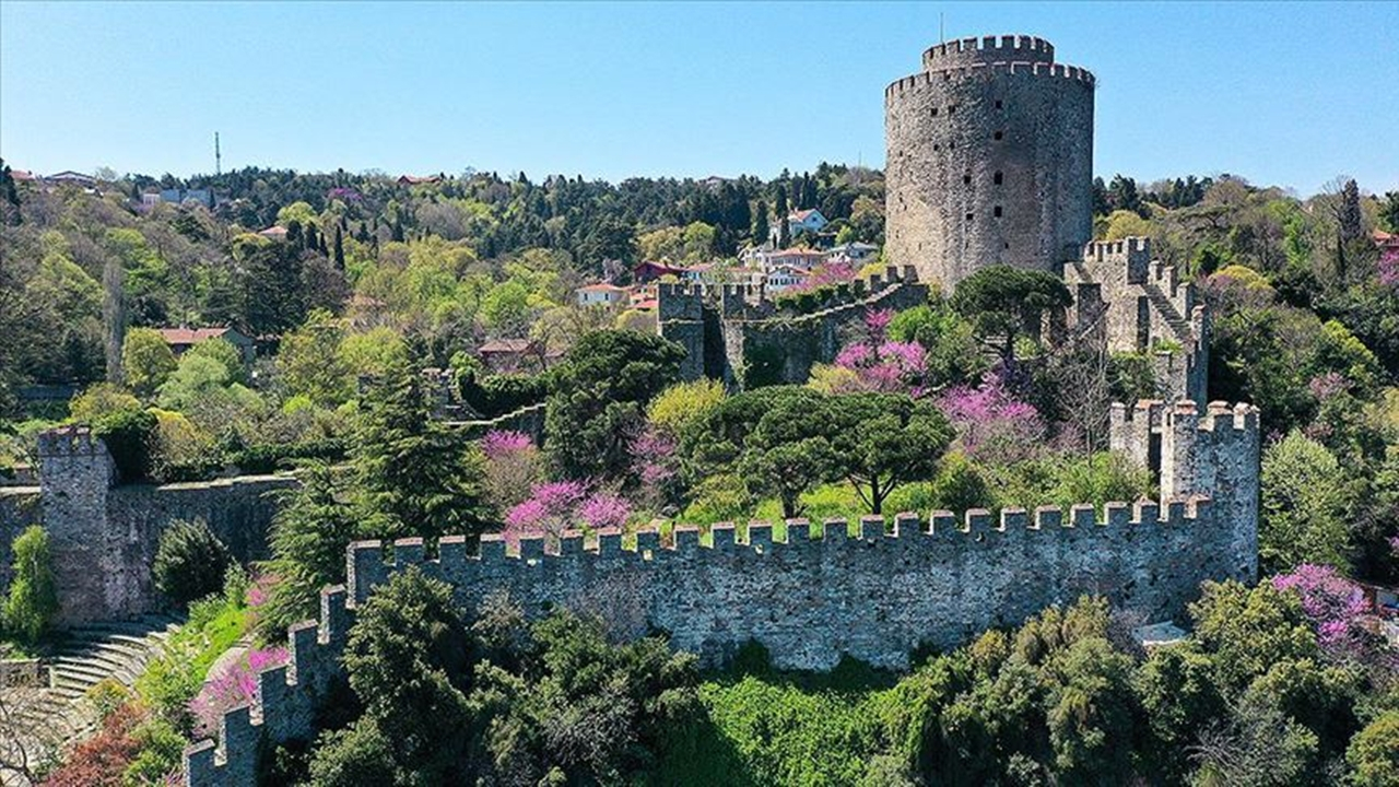 Baharın habercisi Erguvanlar İstanbul Boğazı'nı taçlandırdı!