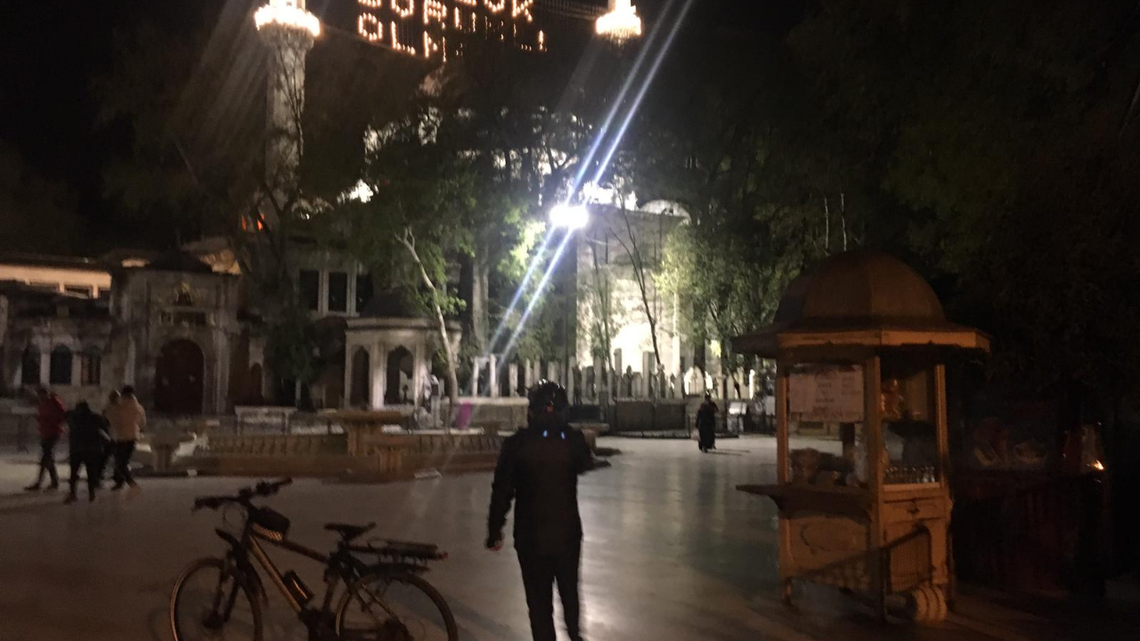 Eyüp Sultan'da koronavirüs tedbirleri devam ediyor: Ziyaretçiler bariyerin arkasından dua etti!