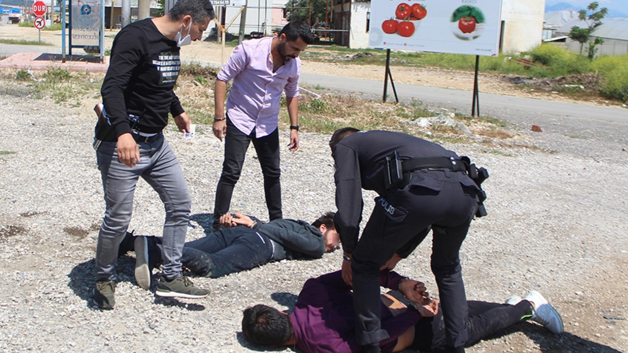 Son dakika... İki genç ceza yememek için ortalığı birbirine kattı