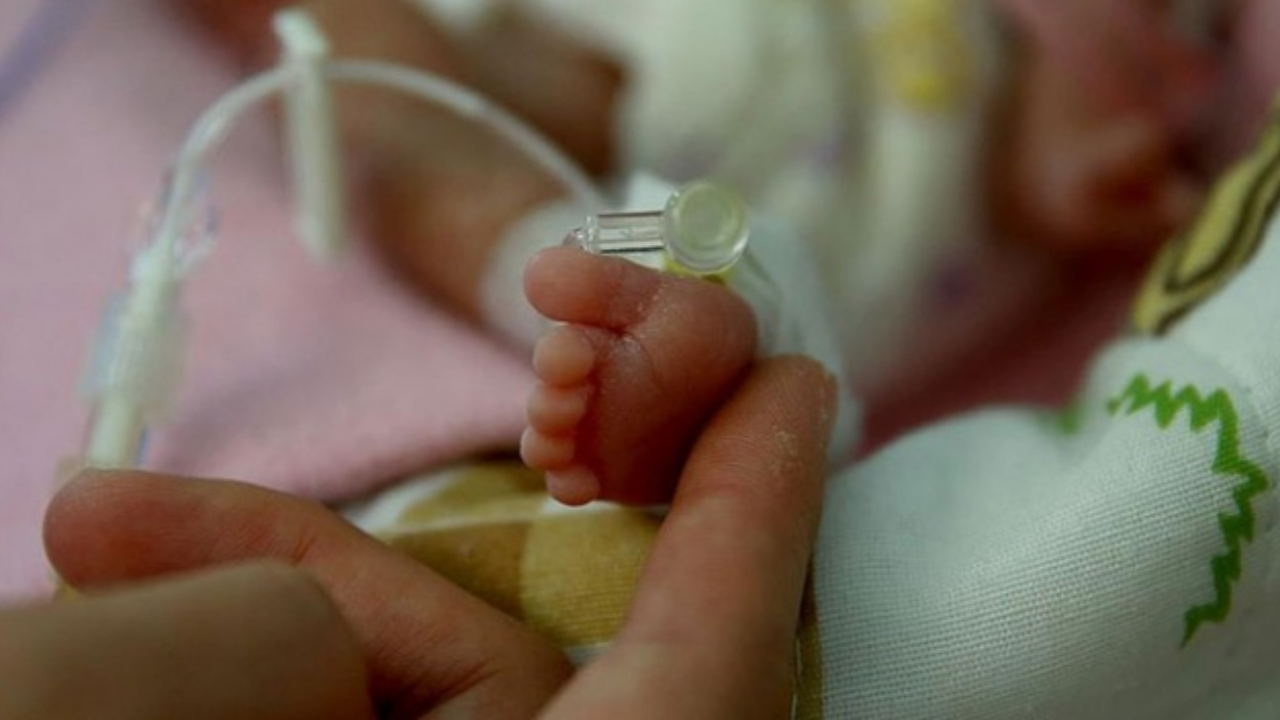 800 gram ağırlığındaki bebek koronavirüsü yendi