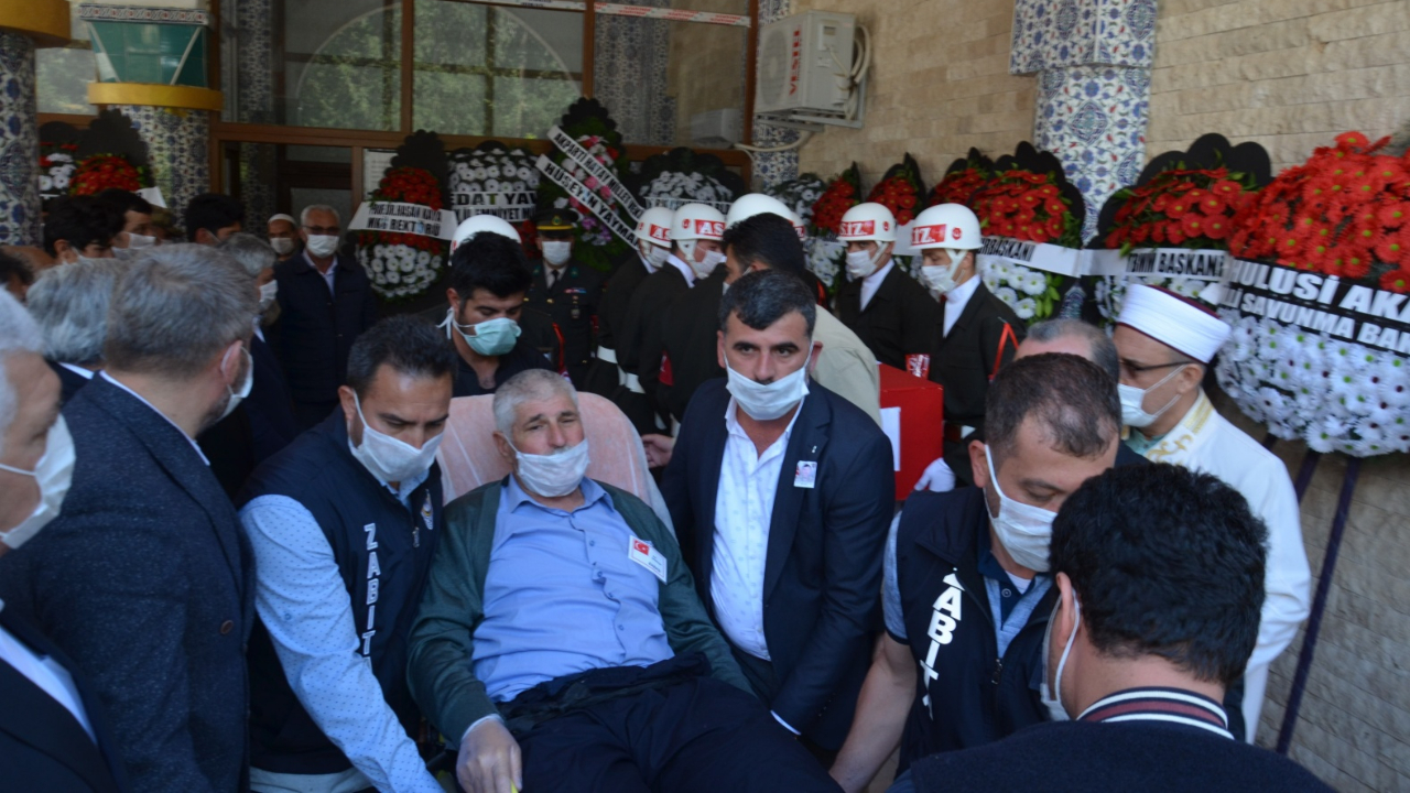 Şehit oğlunu sedyede son yolculuğuna uğurladı