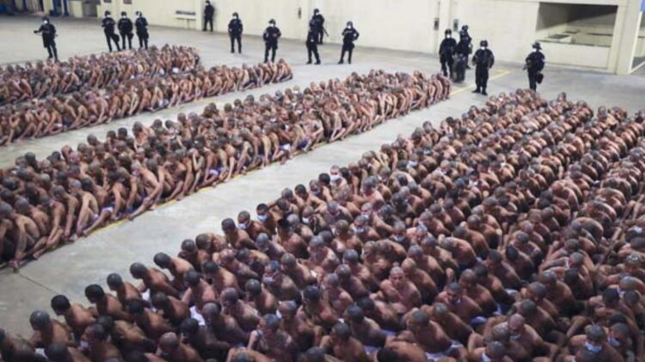 Cezaevinde maksimum acil durum! Mahkumları soyup dizdiler...