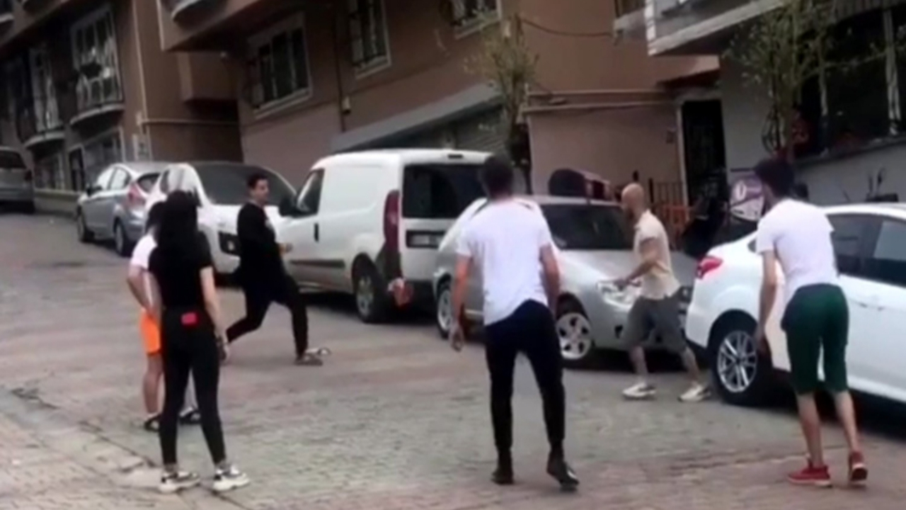 Yasağa rağmen sokakta top oynayıp, halay çektiler! Sireni duyunca böyle kaçtılar