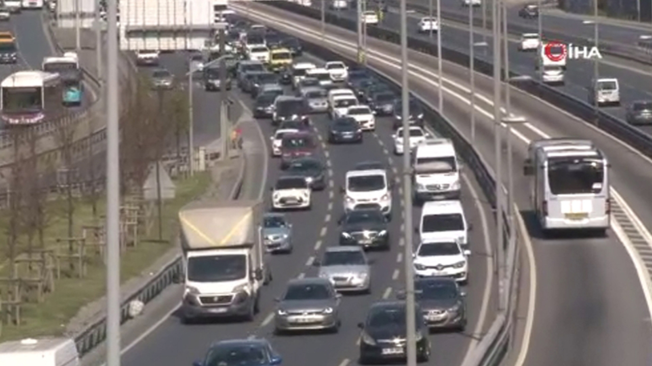 Son dakika... İstanbul’da eve dönüş trafiği eski günlerini aratmadı