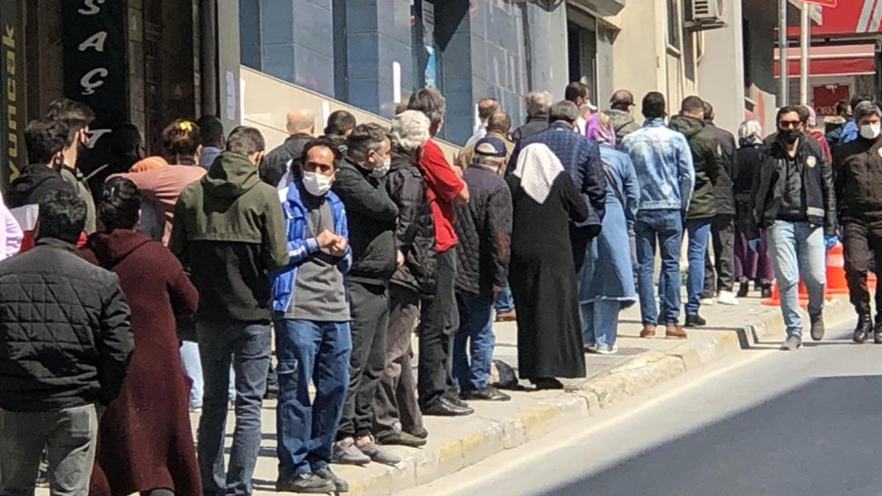 Son dakika... Vatandaş kurala uymadı, polis ekibi aracından inerek böyle sıraya dizdi
