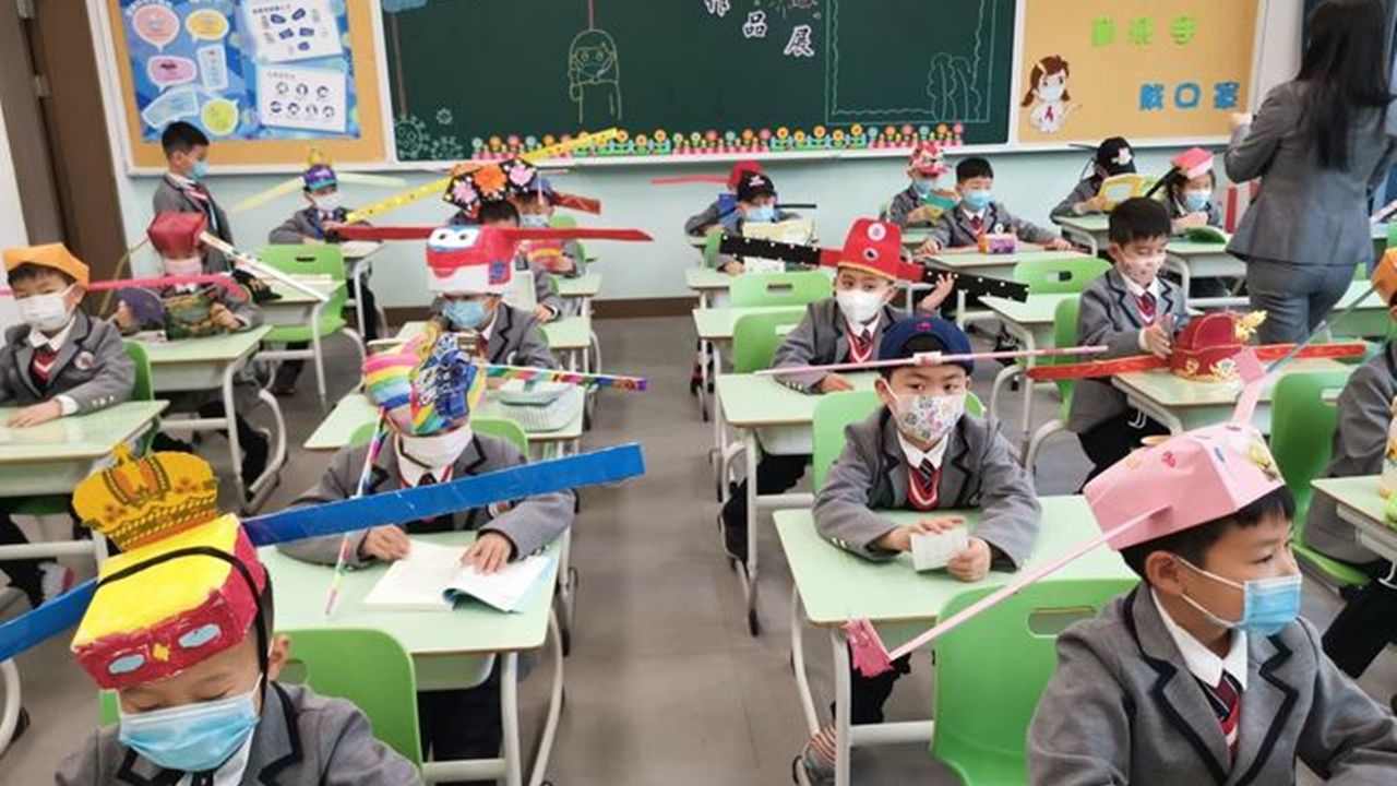 Çin'de koronavirüse karşı kanatlı şapka önlemi...
