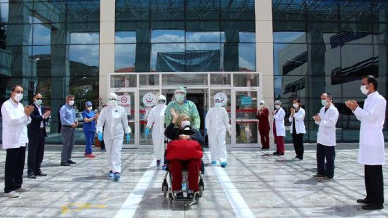 Koronavirüsü yendi alkışlarla evine uğurlandı