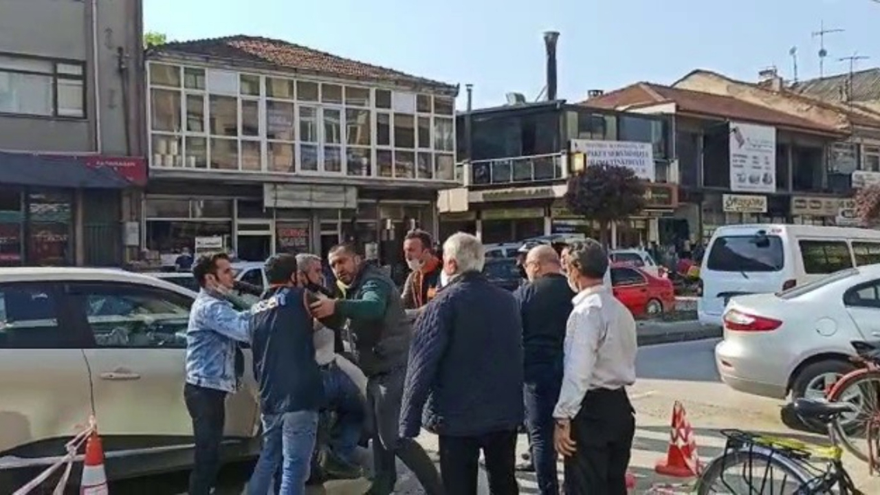 Zabıta, sosyal mesafe uyarısı yaptığı vatandaşla birbirine girdi