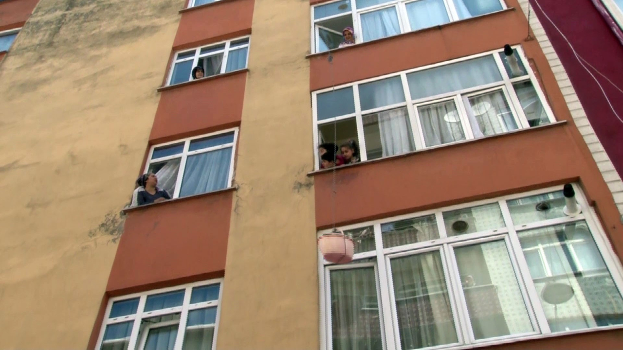 Kadınların balkon yarışması izleyenleri güldürdü