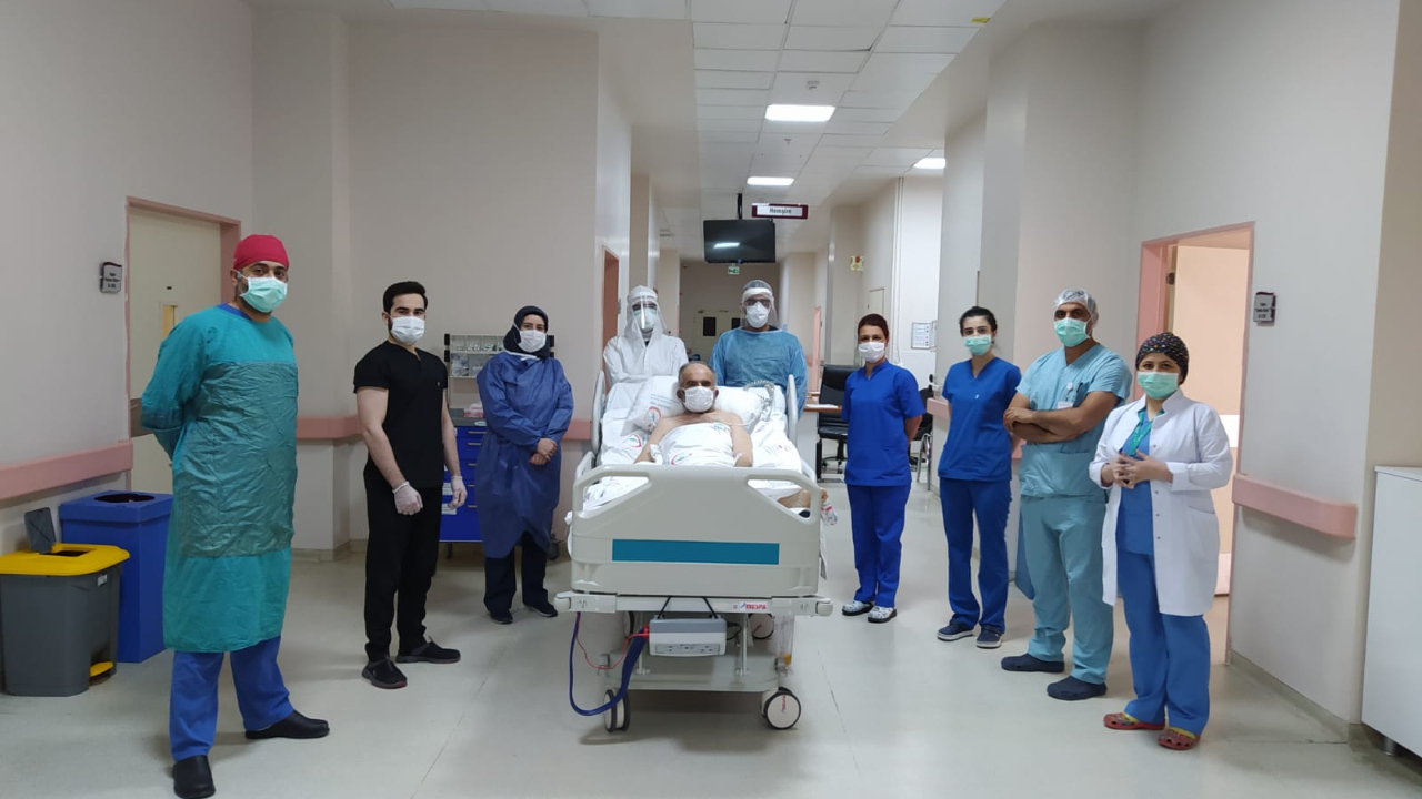 Koronavirüs hastası, yoğun bakımdan servise alkışlarla alındı