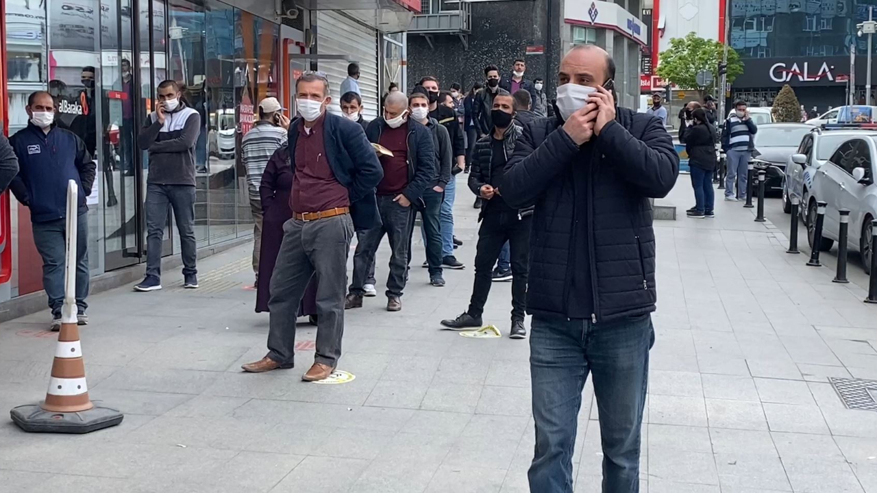 Sultanbeyli'de bankalar önündeki metrelerce kuyruk polisi şaşırttı
