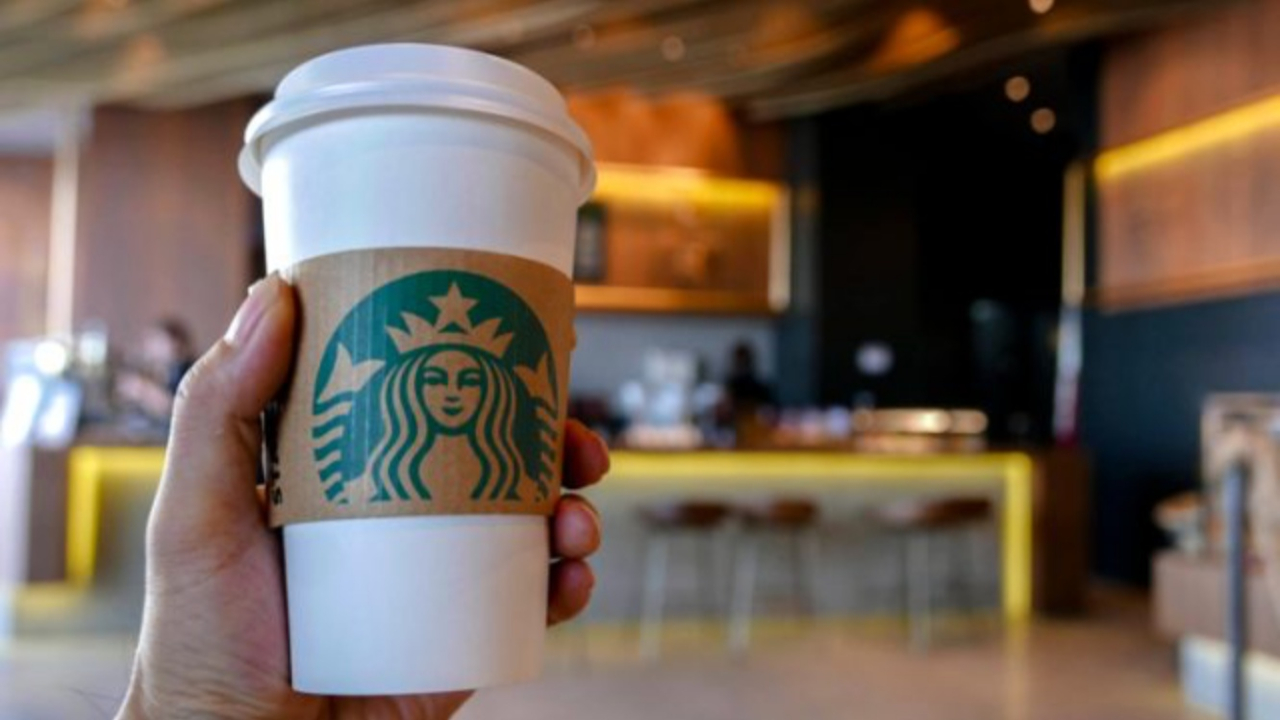 Starbucks'ın kârı yarı yarıya düştü