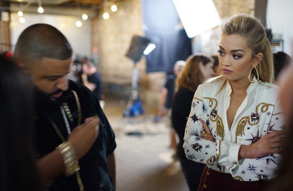 Rita Ora takipçileri için çırılçıplak soyundu