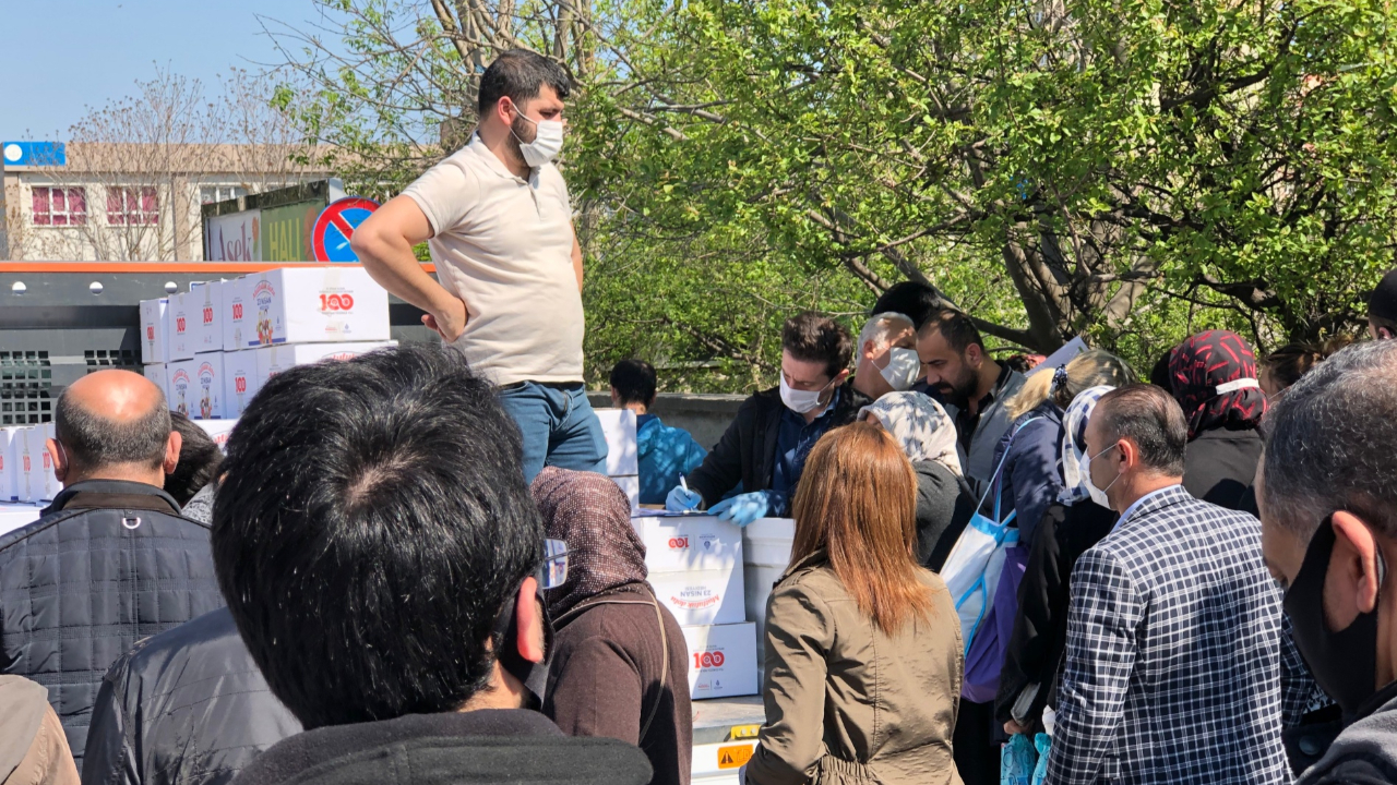 Yardım kolisi dağıtımında sosyal mesafe unutuldu