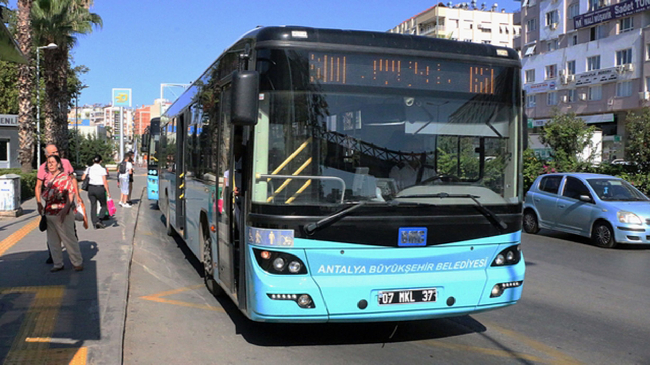 Antalya'da 3 günlük sokağa çıkma yasağında 17 hat seferde olacak