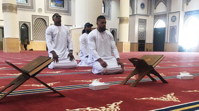 Anthony Joshua namaz kıldı, sınır dışı edilmesi istendi!