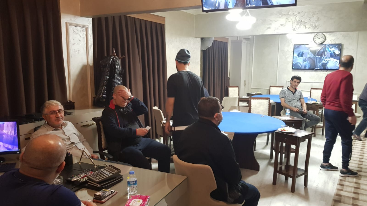 Fatih'te açık lokalde bulunan 12 kişiye 3 bin 180'er lira ceza