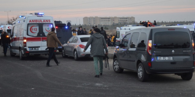 4 polisin şehit olduğu araca girip silah çaldı!