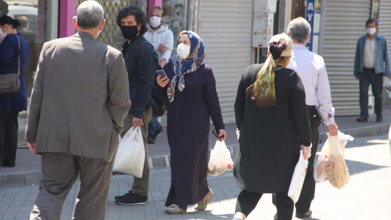 Sokağa çıkma kısıtlamasında vatandaşlar marketlere akın etti
