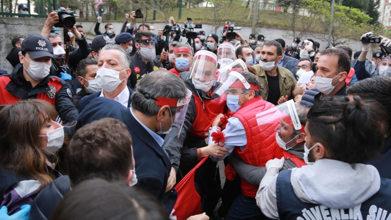 Son dakika... İstanbul Valiliği'nden gözaltına alınan DİSK'lilerle ilgili açıklama: İfadeleri alındıktan sonra serbest bırakıldılar